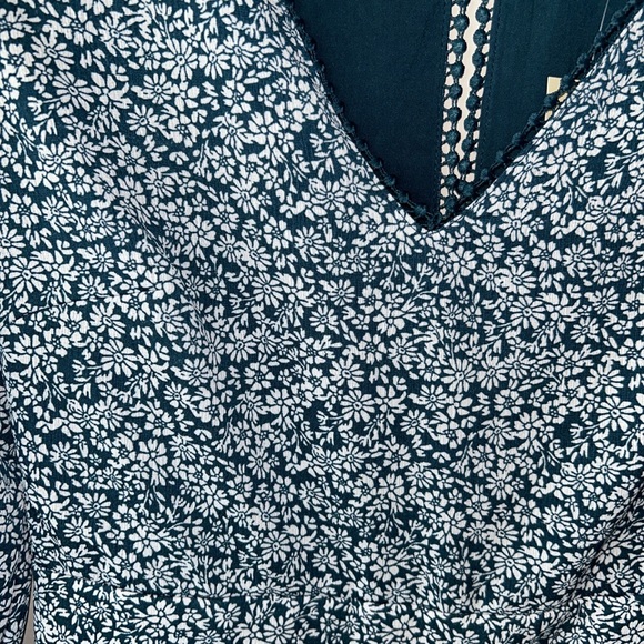 Blue Rain shorts romper Francesca’s w/ bell sleeves, teal blue floral, NWT, sz S - Picture 3 of 4